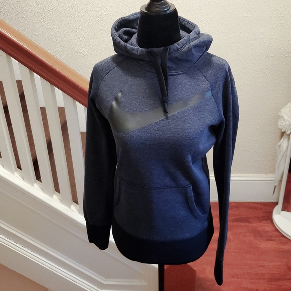 Nike Tops - 🖤 Nike therma fit hoodie.